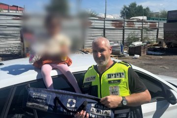 אשדוד: פעוטה ננעלה בשגגה ברכב, מתנדבי ידידים חילצו אותה בשלום • ״זאת זכות להציל חיים״