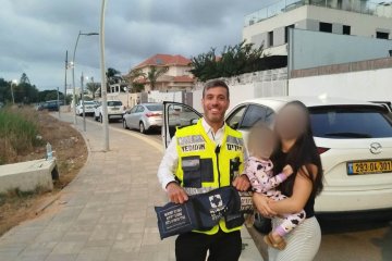 חדרה: פעוטה ננעלה ברכב בשגגה לעיני אמה, מתנדבי ידידים חילצו אותה בשלום • “האמא התרגשה והודתה לנו מאוד”