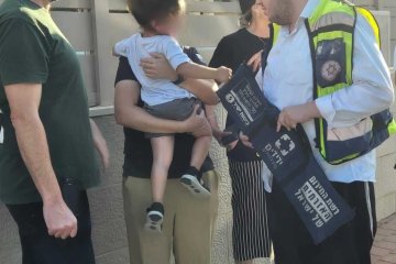 קרית אתא: פעוט ננעל בשגגה ברכב וחולץ בשלום ע”י מתנדבי ידידים • בידידים קוראים להורים להקפיד על “כלל מפתח”