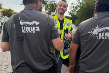 אפרת: תינוקת ננעלה לבדה ברכב וחולצה בשלום על־ידי מתנדב ידידים