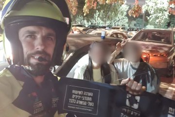 סביון: שני פעוטות ננעלו ברכב בשגגה לעיני אמותיהם, מתנדב ידידים חילץ אותם בשלום • “תחושה של סיפוק מטורף”