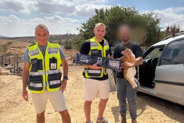 חוות שי: חתול ננעל בשגגה ברכב, מתנדבי ידידים חילצו אותו בשלום • ״התרגשתי ושמחתי על הזכות שנפלה בחלקי״