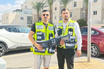 נתיבות: תינוק ננעל בשגגה ברכב, מתנדבי ידידים חילצו אותו בשלום • ״בשיתוף פעולה התגברנו על הקושי והתינוק חולץ״