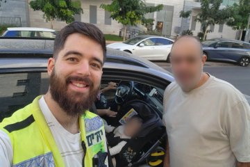 ראשון לציון: תינוק ננעל בשגגה ברכב, מתנדב ידידים חילץ אותו בשלום • ״למרות שכרית החילוץ התפוצצה, חילצתי את התינוק בתוך דקות ספורות״