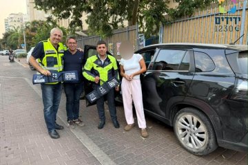 גבעת שמואל: פעוט ננעל בשגגה ברכב, מתנדבי ידידים חילצו אותו בשלום • ״ניסינו לפתוח את הדלתות, אבל שום דבר לא עבד״ • צפו 🎥