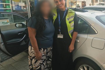 פתח תקווה: תינוק ננעל בשגגה ברכב, מתנדבי ידידים חילצו אותו בשלום • בידידים קוראים להורים לאמץ “כלל מפתח”
