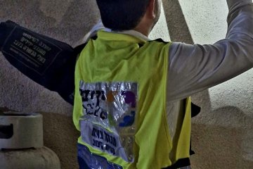 בני ברק: ידו של ילד נלכדה בסורגים, וחולצה בשלום על ידי מנהל הצוות