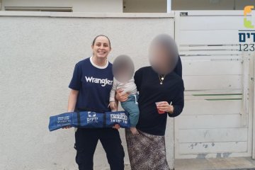 רחובות: תינוק ננעל בשגגה ברכב, מתנדבי ידידים חילצו אותו בשלום