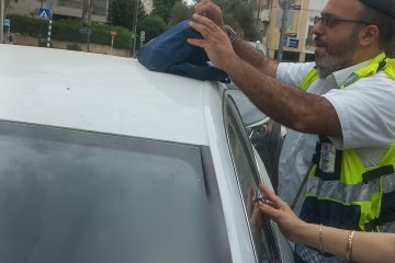 רחובות: פעוטה כבת שנתיים ננעלה ברכב לעיני אמה וחולצה בשלום על ידי מתנדב ידידים • “זה החילוץ ה-51 שלי, וכל חילוץ מרגש מחדש”