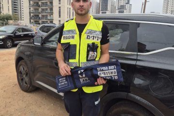 ראשון לציון: תינוק כבן שנה ננעל ברכב לעיני אמו וחולץ בשלום על ידי מתנדב ידידים • “מרגש בכל פעם מחדש”