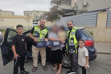 באר שבע: תינוק ננעל בשגגה ברכב, מתנדבי ידידים חילצו אותו בשלום • ״עמדתי במרפסת וקלטתי מרחוק אמא בוכה ליד רכב״ • צפו 🎥