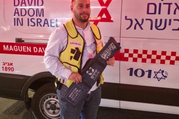 תל אביב: פעוטה כבת שנה וחצי ננעלה ברכב לעיני אמה וחולצה בשלום על ידי מתנדב ידידים • “האם הופתעה מכך שהגעתי כל כך מהר”