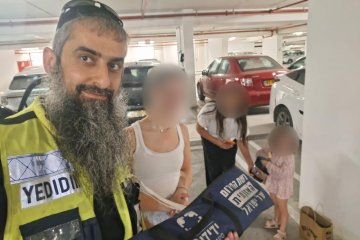 יהוד: פעוטה ננעלה בשגגה ברכב, מתנדב ידידים חילץ אותה בשלום • בידידים קוראים להורים לאמץ ״כלל מפתח״