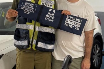 רעננה: פעוט ננעל בשגגה ברכב, מתנדב ידידים חילץ אותו בשלום • “מרגש מאוד לחלץ עם ערכה שמאחוריה כזה סיפור”