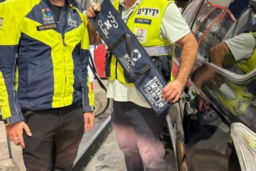 תינוק בן חודשיים ואחיו הפעוט ננעלו ברכב וחולצו על ידי מתנדבי ידידים • סמנכ”ל ידידים: “תודה לחברת ‘כלל’ על תרומת ערכות החילוץ”