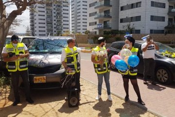 מרגש: המתנדבים חגגו יום הולדת לקשיש אשקלוני בודד