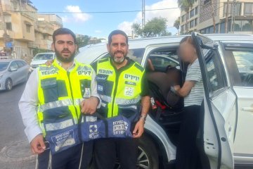 טבריה: שני ילדים חולצו בשלום על ידי מתנדבי ידידים לאחר שננעלו בשגגה ברכב • “הייתי בדרך להוציא את הילדים לגן, במקום זה יצאתי לחלץ”