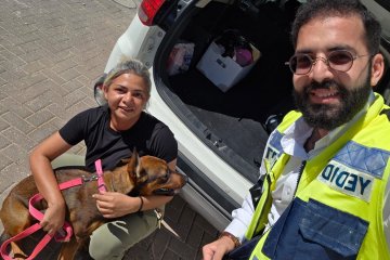 אופקים: כלבה ננעלה בשגגה ברכב, מתנדב ידידים חילץ אותה בשלום • ״אתם ארגון מספר אחד״