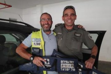 האם שרה לתינוק בזמן שמתנדבי “ידידים” חילצו אותו מרכב שננעל במודיעין