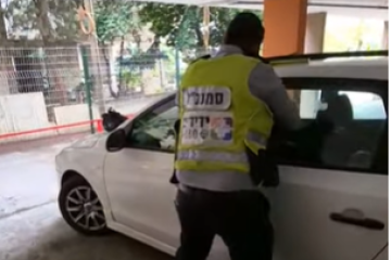 פתח תקווה: תינוק ננעל בשגגה ברכב, סמנכ”ל ידידים חילץ אותו בשלום • “בתוך כארבע דקות בודדות מזמן החיוג למוקד התינוק היה בידי הוריו” • צפו🎥